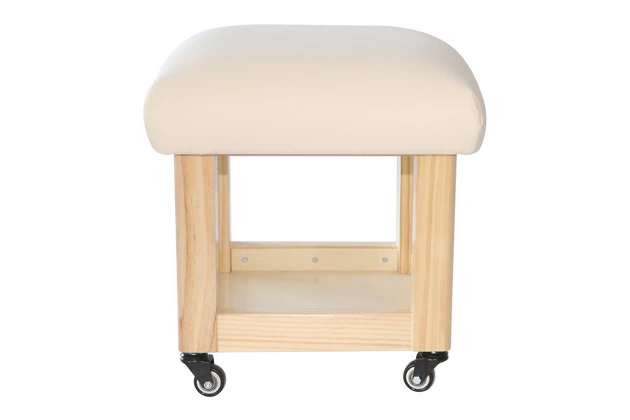 Drevená taburetka na kolieskach