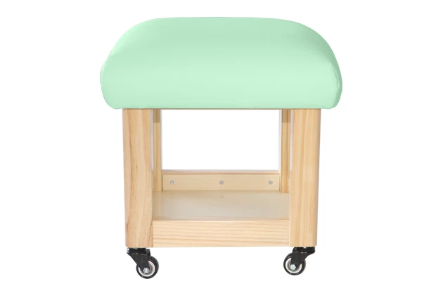 Drevená taburetka na kolieskach