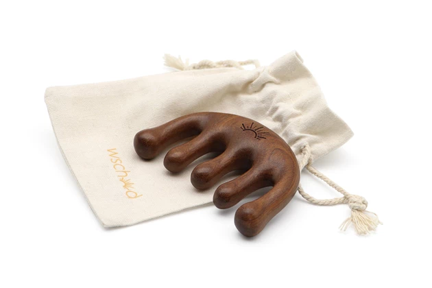 Drevený masážny hrebeň