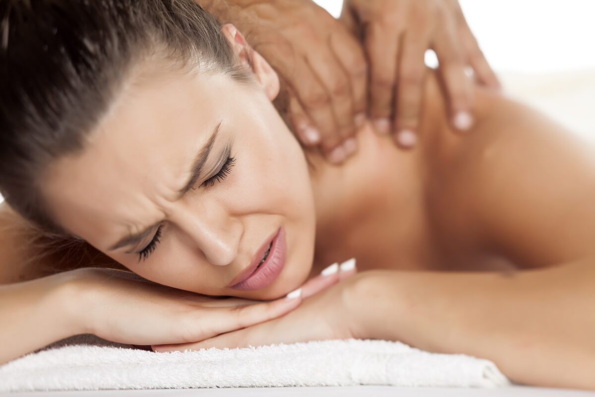 Bolestivá masáž zamračený výraz ženy